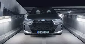 Asemenea unui mesager al timpului, BMW i7 pare să plutească deasupra cremei actuale din clasa de lux. Ce mesaj are, de fapt?