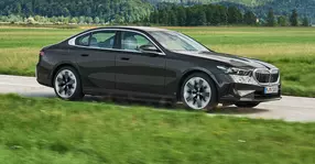 Propulsia de tip plug-in hybrid își face loc în oferta Seriei 5 prin intermediul noilor versiuni BMW 530e și BMW 550e xDrive.