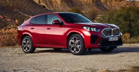 Debut pentru a doua generație a compactelor BMW X2, a căror ofertă s-a electrificat prin versiunile BMW iX2.