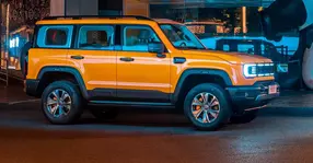Amestec straniu de soluții tehnice arhaice și avansate, BAIC Beijing BJ40 îi tentează pe doritorii de robustețe și aventură.