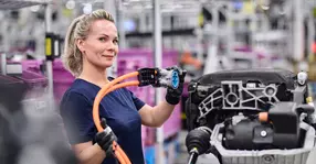 Inspirata strategie a bavarezilor dă roade: uzina BMW de la Regensburg ascende „pe val”, cu perspective excelente.