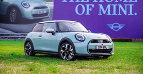 Britanicii păstrează filonul spiritual al mărcii: primul MINI Cooper nou a fost condus afară din uzina de la Oxford de Charlie Cooper.