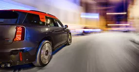 Implicarea BMW în arte nu mai e de mult o noutate. Nou e proiectul #NightDriveRO, incursiunea foto nocturnă prin București!