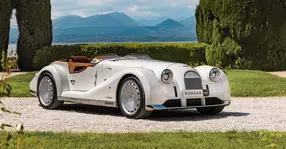 Automobil parcă venit dintr-un univers alternativ: Morgan Midsummer. Sigur va fi apreciat în universul nostru.