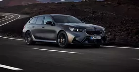 A șaptea generație BMW M5 include uimitoarele versiuni break numite BMW M5 Touring. În premieră, cu propulsie PHEV.