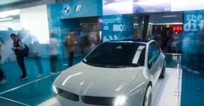 Premieră națională: un concept car bavarez a fost expus la București: BMW i Vision Dee, la orizontul din ce în ce mai apropiat al viitorului.