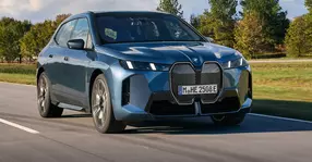 Armonia ia locul exotismului stilistic, fie și parțial: sub noua formă, luxosul și originalul BMW iX se autodepășește.