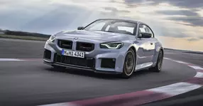 Tradiție valoroasă, reiterată prin adăugarea lui BMW M2 CS la povestea sportivelor compacte cu siglă alb-albastră