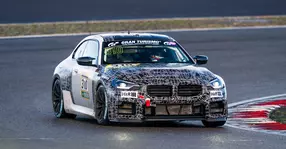 Dispui de resursele necesare și nu știi cu ce mașină să-ți începi cariera competițională? Ți se pregătește un BMW M2 Racing...