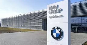 Pentru BMW Neue Klasse, a fost construită la Debrecen o „Neue Fabrik”. Se vorbește de o nouă eră a producției auto!