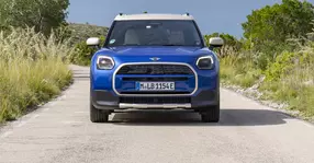 Marca MINI întâmpină primăvara 2026 cu o campanie de împrospătare tehnică, stilistică și a opțiunilor de finanțare