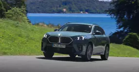 Vara bavareză: albastru deasupra, albastru dedesubt, ape cristaline, aer curat și un automobil de marcă locală