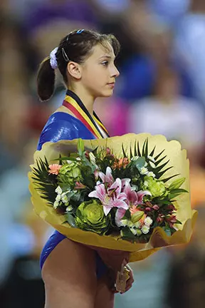 Andreea Răducan este multiplu medaliată cu aur și argint la campionatele mondiale de gimnastică artistică