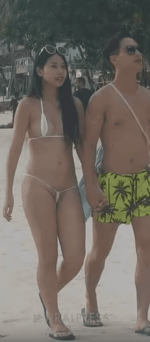 Turistă arestată pentru un bikini minuscul