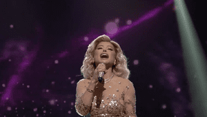 Loredana Groza, apariție spectaculoasă la gala PRO TV „Tu ești România”. A interpretat „Bună seara, iubite”, iar vedetele trustului au cântat alături de ea