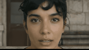 Cine este Lolita, cântăreața care a făcut furori pe Tik Tok. Are o voce splendidă și o frumusețe aparte, dar nu e reală: „Nu mă deranjează că e generată cu AI”