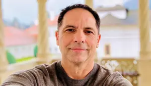 Dan Negru împlinește 55 de ani. Deși îl cunoaște o țară întreagă, a reușit să își țină familia departe de ochii curioșilor: „ Am primit oferte financiare serioase” 