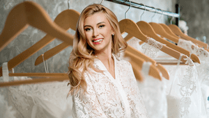 Andreea Bălan, primele imagini cu rochia de mireasă de la biserică. Artista va schimba trei rochii în ziua cea mare: „De la trei designeri diferiți”