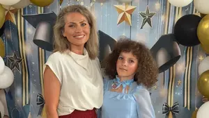 Imagini inedite cu Carla, fiica Mirelei Vaida. Fata a participat la banchetul de a clasa a IV-a: „Cu ce ne fardăm?”