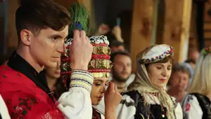 Imagini spectaculoase de la nunta dintre Andreea Popescu și Rareș Cojoc: „Vă arăt cum a fost”. Mirii, îmbrăcați în costume tradiționale; atmosfera, întreținută de Loredana, Delia și Holograf