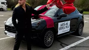 Cine este bărbatul care a plimbat prin tot Clujul un Porche pe care scria „iartă-mă, iubirea mea!”. Este o persoană celebră