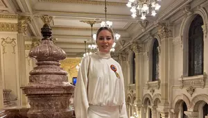 Cum arată rochia purtată de Laura Cosoi la Palatul Cotroceni, pe 1 decembrie. Actrița a fost criticată pentru ținuta aleasă