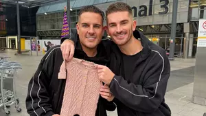 Adam Frisby și logodnicul lui au devenit tați pentru prima dată: „Fetița noastră s-a născut sănătoasă și e perfectă!”