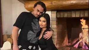 Adrian Minune Jr. s-a logodit în noaptea dintre ani. Cum a surprins-o artistul pe iubita lui, Ariana