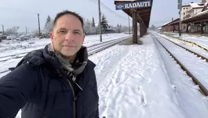 Dan Negru, imagine rară din copilărie. Prezentatorul tv a împlinit 55 de ani: „Nouă timpul ne schimbă trupul, dar noi nu ne schimbăm deloc”