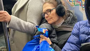 Fosta divă de la Hollywood, cunoscută din filme cu Al Pacino și Tom Cruise, de nerecunoscut la 67 de ani. Vedeta, surprinsă în metrou cu sacoșele în brațe