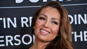 Rochia purtată de Thalia în cel mai nou videoclip este creația unei românce. Cât costă și cum arată piesa vestimentară