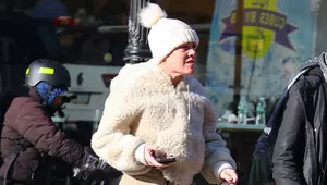 O recunoști? Vedeta a renunțat la make-up și la hainele strălucitoare și a ieșit la plimbare, reușind să treacă neobservată