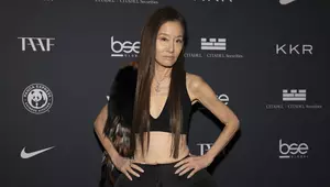 Vera Wang, schimbare de look la 76 de ani. Creatoarea de modă, greu de recunoscut pe covorul roșu al premiilor BAFTA