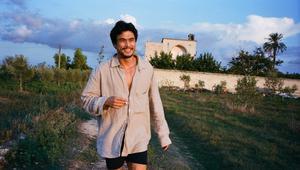 Actorul Charles Melton, cunoscut din serialul "Riverdale", a devenit tată pentru prima dată