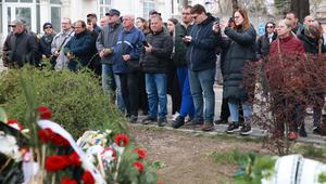 Fotografii emoționante de la mormântul lui Mircea Lucescu. Zeci de admiratori s-au adunat să-i aducă un ultim omagiu. Ce scrie pe cavou