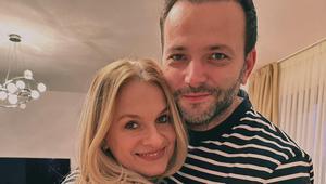 Mihai Morar și soția lui, Gabriela, sărbătoresc 20 de ani de căsnicie. Imagini rare cu jurnalistul, la Starea Civilă