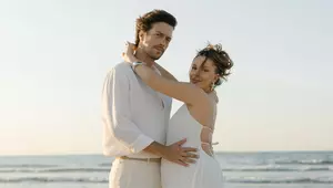 Feyyaz Şerifoğlu și Merve Dinçkol vor deveni părinți. Modul inedit în care cuplul de actori a dat vestea cea mare