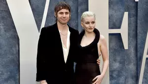 Julia Garner și Mark Foster s-au despărțit după mai bine de șase ani de căsnicie