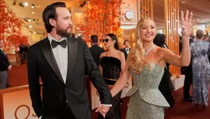 Kate Hudson și Danny Fujikawa, logodnicul ei cu șapte ani mai tânăr, în ipostaze tandre pe insula grecească Skiathos