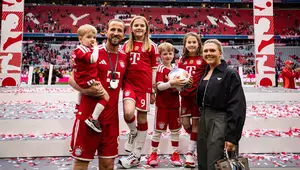Povestea de dragoste dintre Harry Kane și soția lui, Kate Goodland. S-au cunoscut în școala generală și împreună au patru copii
