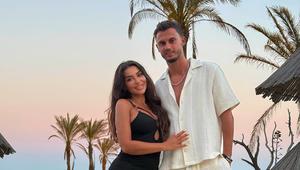 Ce spune Elena Ionescu despre iubitul ei, Alex Enache, mai tânăr cu 13 ani decât ea: „Ne înțelegem din priviri”. Cu ce se ocupă bărbatul și ce relație are cu fiul artistei