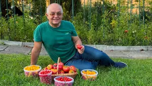 Cum arată grădina lui Emil Boc. Primarul din Cluj a cules primele roșii: „O satisfacție pe care niciun magazin nu o poate oferi”
