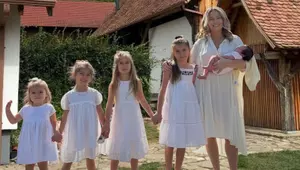 Laura Cosoi pregătește botezul fiicei sale. Imagini de poveste din Maramureș
