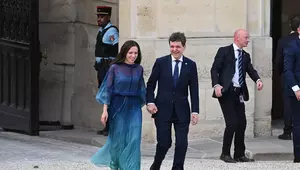 Nicușor Dan și Mirabela Grădinaru, alături de fetița lor, la începutul noului an școlar. Aheea a intrat în clasa a patra