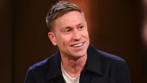 Fiul lui Russell Howard a murit la scurt timp după naștere: „Viața noastră s-a schimbat pentru totdeauna”