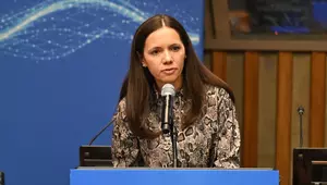Mirabela Grădinaru, din nou în atenția criticilor de modă. Detaliul de la Cotroceni care i-a făcut pe internauți să creadă că și-a pus rochia cu fața în spate