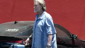 De nerecunoscut la 80 de ani! Celebrul actor din "Mad Max 2" și "Commando", apariție rară pe străzile din Los Angeles. Poți ghici cine este?