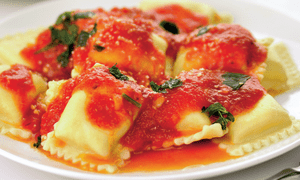 Ravioli cu sos de rosii