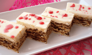 Prajitura cu foi de napolitana si crema cu nuci si biscuiti