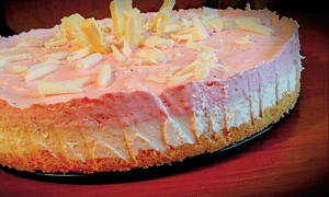 Tort cu mousse de capsune si de ciocolata alba